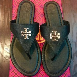 New Tory Burch black leather logo thong sandal